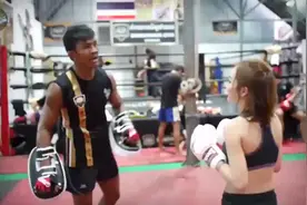 住店没安全感？泰国网红VS拳王播求，美女亲身演示泰拳基本功！图片