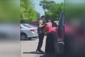 实拍两女子为抢车位起争执：又撕又打 干脆连鞋都脱了图片