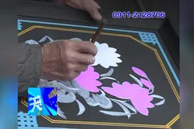 “木盘子”上作画 独有的民俗文化图片