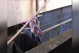 晒个衣服，她竟然从阳台摔下去了！图片