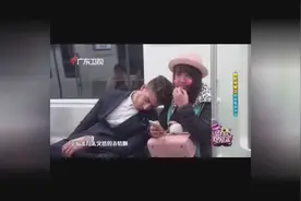 看脸的世界没救了，欧美帅小伙在地铁睡着靠在女生肩都不会被拒绝图片