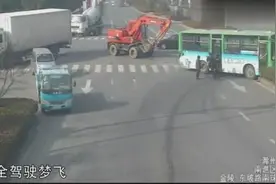 滁州：挖掘机要过马路，公交车不干了！结果悲剧的一幕发生了！视频封面