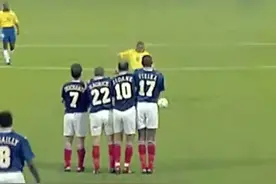 卡洛斯任意球：这个球原本是冲着角旗去的，没想到最后却进了球网图片