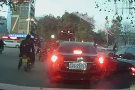 行车记录仪：开车上路离这样的女司机远点！图片