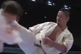 旋风腿一脚爆头直接KO  空手道竟然这么厉害？图片