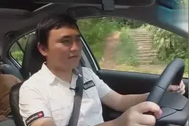 城市低速开车，真的不用系安全带吗，看看事实怎样？视频封面