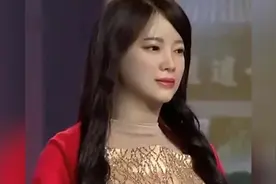 国内首个人工智能美女机器人上电视了，有胸有脸 和人比真假难分视频封面