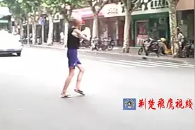 大爷喝醉酒闹市街头飙舞，真惊了！也太危险啦！图片