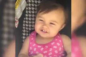 宝宝冲着妈妈翻白眼，妈妈狂笑不止，宝宝的反应简直萌翻了！图片