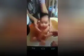 刚出世婴儿被点名冰桶挑战，无脑妈妈竟然真的帮婴儿淋冰水！图片