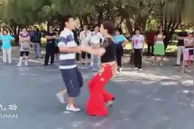 震憾：小夫妻版​《奢香夫人》广场舞，竟能跳出如此高之境界！图片