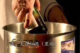 老外现场做纯正法国菜红酒公鸡，在法国会做饭的男人最受欢迎视频封面