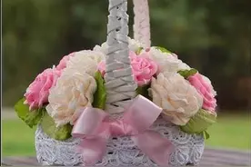 旧报纸除了擦玻璃垫桌底，编花篮美到爆图片