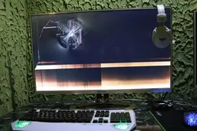 一男子因网吧网速慢怒砸电脑图片