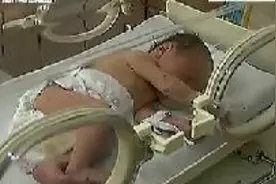 刚生下来的孩子就被丢弃在厕所下水道里，这种父母还是人吗？图片