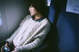 我不能悲伤地坐在你身旁图片