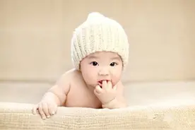 宝宝吃手指是怎么回事 本能反应是否要干预？图片