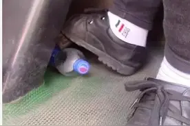 饮料罐滚到刹车板下！卡住刹车咋办？图片