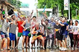 4月15日西双版纳开启泼水群嗨模式，怎么玩才过瘾？图片