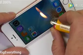 打火机烧iPhone SE屏幕 结果很意外图片