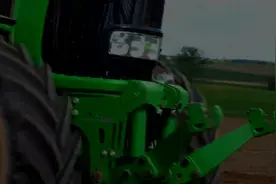 国外女孩开大型农用机械耕地，操作的很熟练，丰收的季节视频封面