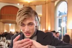 男模Lucky Blue Smith在时装秀后台视频封面
