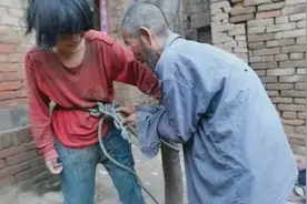七旬老人捡了个年轻智障女孩，他们生下的孩子看着让人心疼！视频封面