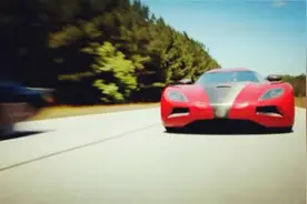 电影《极品飞车》精彩片段：法拉利超跑亮瞎眼，斗狠作战惨翻车！图片