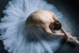 芭蕾舞者的美丽与艰辛 足部变形严重图片