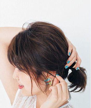 【一款】step1:齐刘海的短直发稍微的用梳子整理一下,更显蓬松哦.