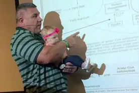 女学生带娃上课遇囧境 暖心教授哄抱婴儿整节课视频封面