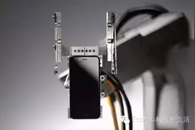肾果终结者？拆解一台 iPhone 只需要 11 秒图片