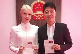 网友曝料：撒贝宁与外籍女友领证 女方“银发玉面“？图片
