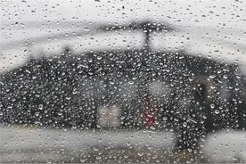 组图：美军四架UH-60黑鹰直升机进行救援训练图片