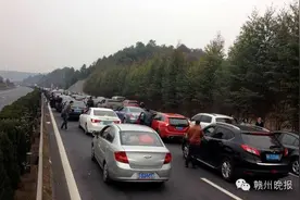 紧急通知！大广高速龙南段已大量拥堵，过境车辆绕行！图片