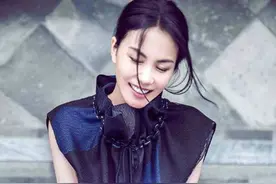 胸不平何以平天下！平胸世界你不懂！唯有这样打扮才能抬头挺胸图片