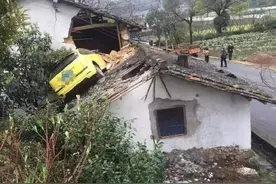 男司机误把油门当刹车 将车开上屋顶图片