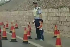 动容！孩子攥着执勤爸爸的手倔强不舍图片