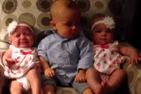 宝宝看到双胞胎超级惊讶！宝宝疑惑的表情完全掳获网友的心！图片