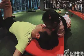 有女儿的大鹏好幸福！大鹏晒健身照女儿亲吻大鹏图片