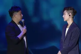 师傅黄磊到现场发布会支持艺兴