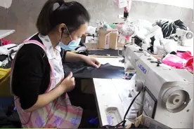 服装厂美女踩缝纫机呱呱叫，两三脚踩到底，手脚齐到功夫深视频封面