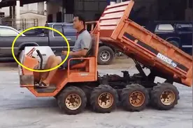 没有方向盘的卸货汽车如何操作？对老司机来说，那都不是事儿！
