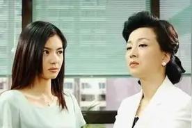 得知儿媳生了女儿后，婆婆在产房外哭起来图片
