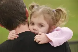 妈妈，你别走！不要把我一个人留下！图片