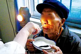 下水田干农活、下河洗澡和捕鱼，如果被蚂蟥黏上怎么办图片