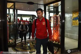 国足抵达西安，只要赢球，就有希望，众将严肃图片