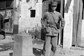 1950年代深圳中英街的中英警察握手老照片图片