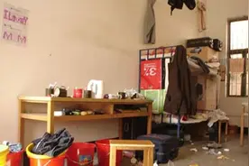 胆小勿入，隔着手机都能嗅到臭味的女生宿舍你敢住吗？图片