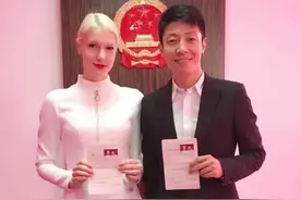 撒贝宁，你说好的4月30号的婚礼呢？心疼武汉媒体烈日苦苦寻找图片